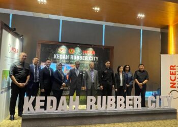 DR. SUPRAMANIAM SHANMUGAM (lima dari kiri) pada Program Sesi Teh Tarik menganai Peluang Pelaburan di Kedah Rubber City di Lembaga Pembangunan Pelaburan Malaysia (MIDA), KL Sentral di sini hari ini.