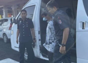 SEORANG remaja berusia 15 tahun dibawa ke Mahkamah Majistret Jelebu hari ini bagi didakwa atas tuduhan merogol adik kandungnya sendiri berusia 14 tahun sehingga melahirkan anak. UTUSAN/NOR AINNA HAMZAH.