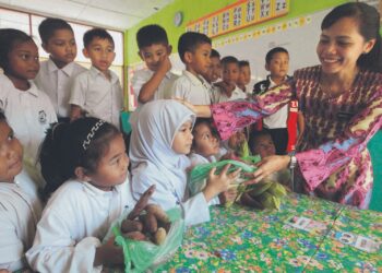 KEMENTERIAN Pendidikan perlu membekalkan
guru pemulihan sepenuh masa bagi
membolehkan anak-anak Orang Asli menerima
pendidikan yang lebih berfokus.