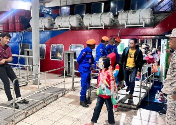 PENUMPANG tiba dari Pulau Langkawi setelah feri yang terkandas di beting pasir berjaya ditunda di muara Kuala Kedah.