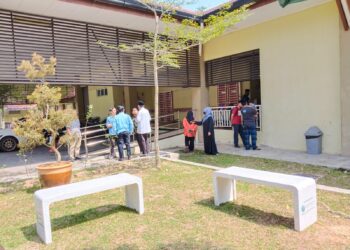 AHLI keluarga Maryam Sofea Meor Syazalee menunggu proses bedah siasat selesai di pekarangan Unit Forensik Hospital Alor Gajah, Melaka. - UTUSAN/MUHAMMAD SHAHIZAM TAZALI