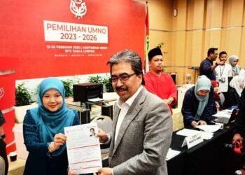 JOHARI Abdul Ghani ketika menghantar borang bertanding jawatan Naib Presiden UMNO.