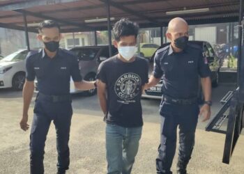 MOHAMAD Azuandi Sitam (tengah) dibawa ke Mahkamah Majistret Tampin, bagi didakwa atas pertuduhan mengugut bunuh ke atas ibunya sendiri dalam kejadian di Felda Jelai 1, Gemas, Tampin, Selasa lalu.-UTUSAN/NOR AINNA HAMZAH