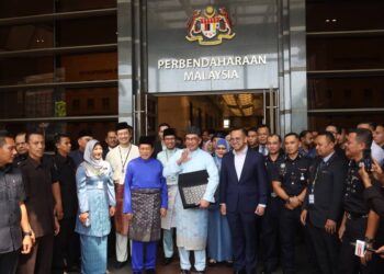 ANWAR Ibrahim menunjukkan beg yang berisi dokumen sebelum menuju ke Parlimen bagi pembentangan Bajet Belanjawan 2023 di Putrajaya. - UTUSAN/FAISOL MUSTAFA