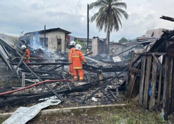 ANGGOTA Balai Bomba dan Penyelamat Gua Musang berusaha memadamkan kebakaran 
Melibatkan dua buah rumah di kawasan perumahan Kuarters Lembaga Kemajuan Kelantan Selatan (Kesedar) di Jalan Sungai Terah, Gua Musang, Kelantan.UTUSAN/AIMUNI TUAN LAH