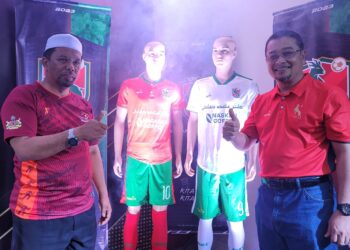 ROZI Muhamad (kanan) bersama Wan Roslan Wan Hamat semasa menyempurnakan pelancaran jersi Kelantan United bagi musim 2023 di Kota Bharu, Kelantan-UTUSAN/MUSTAQIM MOHAMED