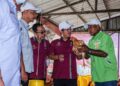 EWON Benedick melihat ayam kampung yang diternak oleh Ladang Ternakan Ayam Keluarga Haji Sharief Melaka Berhad, Asahan, Melaka. - UTUSAN/SYAFEEQ AHMAD