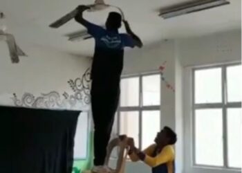 TANGKAP layar video  menunjukkan pelajar merosakkan harta benda sekolah tular dalam media sosial didakwa berlaku di sebuah sekolah menengah kebangsaan di Seberang Perai Selatan, Pulau Pinang. – GAMBAR MEDIA SOSIAL