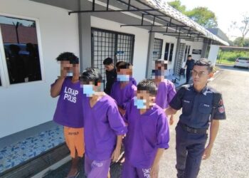 TEMPOH reman lima lelaki warga Myanmar disambung bagi membantu siasatan kes pembunuhan seorang pemilik kebun buah naga di Tanah Merah, Port Dickson.-UTUSAN/NOR SHAFAWATI YUP.