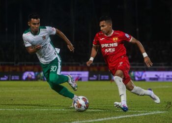 Pemain Selangor, Faisal Abdul Halim cuba melepasi pemain Kelantan United, Muhammad Asraff Aliffuddin Yasin pada perlawanan Liga Super 2023 antara Selangor menentang Kelantan United, di Stadium Majlis Bandaraya Petaling Jaya, di sini hari ini. Gambar: SHIDDIEQIIN ZON