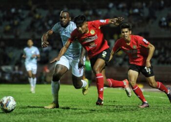 PERTAHANAN Negeri Sembilan Che Rashid Che Halim mengawal rapi penyerang import Sri Pahang FC, Kpah Sherman Sean dalam perlawanan Liga Super Malaysia 2023 di Stadium Tuanku Abdul Rahman, Paroi, Seremban malam tadi.-UTUSAN/MOHD. SHAHJEHAN MAAMIN.