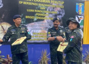 RAZARUDIN Husain (tengah) menyampaikan sijil kepada peserta dalam Majlis Perasmian Penutup Op Bersepadu Khazanah Siri 02/2023 Dan Ujian Ronda Pandu Arah Peringkat Briged Tenggara PGA 2023 di Pusat Latihan Perhutanan Bukit Bakar, Machang, Kelantan hari ini. UTUSAN/ROSMIZAN RESDI