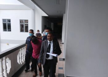 TERTUDUH mengaku bersalah di Mahkamah Majistret, Ayer Keroh, Melaka atas pertuduhan melanggar syarat lesen perniagaan dengan menjual minuman keras tanpa lesen. - UTUSAN/MUHAMMAD SHAHIZAM TAZALI