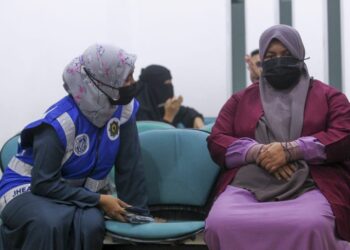 WAN Maseri Wan Mohd. (kanan) yang merupakan pengasas ajaran sesat Kumpulan Zikir Asmaul Husna didakwa di Mahkamah Tinggi Syariah Seremban hari ini atas pertuduhan menyebarkan ajaran salah kepada sekumpulan orang Islam dengan menyatakan dia adalah jurutaip Allah.-UTUSAN/NOR SHAFAWATI YUP.