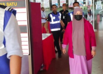 WAN Maseri Wan Mohd. dibawa ke Mahkamah Rendah Syariah Kuala Pilah bagi didakwa atas kesalahan mengajar agama tanpa tauliah.-UTUSAN/NOR AINNA HAMZAH