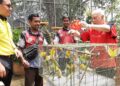 ABDUL RAHIM Thamby Chik membuka sangkar melepaskan burung cinta di sangkar Aviary di Taman Buaya dan Rekreasi Melaka (TBRM), Ayer Keroh, Melaka. - UTUSAN/AMRAN MULUP