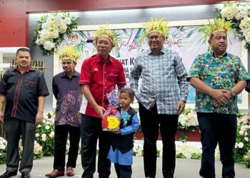 AHMAD Kamal Idris Mohd. Nawawi (tiga dari kanan) menyampaikan hadiah kepada kanak-kanak Orang Asli pada program Hari Aspresiasi dan Amanat Ketua Pengarah Bersama Kakitangan Kemas Daerah Gua Musang, Kelantan hari ini-UTUSAN/AIMUNI TUAN LAH