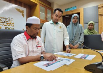 WAN Roslan Wan Hamat (kiri) memperkatakan sesuatu kepada kakitangannya di Kota Darulnaim, Kota Bharu, Kota Bharu hari ini. UTUSAN/MUSTAQIM MOHAMED