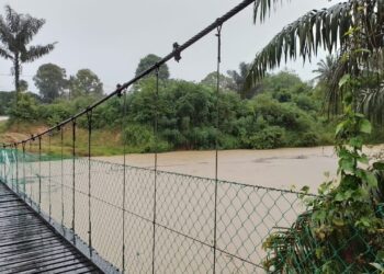 PARAS air di Sungai Kurnia Diraja, Gemas di Tampin mula menunjukkan trend meningkat susulan hujan berterusan sejak petang semalam.-GAMBAR/IHSAN BOMBA.