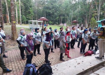 SEBAHAGIAN peserta Program Ilmu Asas Malim Gunung Dan Ikhtiar Hidup anjuran Yayasan Bank Rakyat yang diadakan di Hutan Simpan Gunung Angsi, Kuala Pilah baru-baru ini.