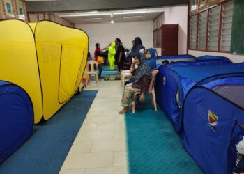 MANGSA banjir yang ditempatkan di PPS SAR Jelai, Gemas, Tampin, hari ini.-UTUSAN/NOR AINNA HAMZAH.