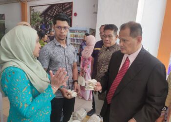 RADUAN Che Rose (kanan) beramah mesra dengan pengusaha  cendawan semasa Majlis Kemuncak Inovasi & Kualiti UiTM Cawangan Kelantan, Machang Kelantan, hari ini.UTUSAN/ ROSMIZAN RESDI