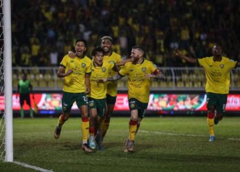 PEMAIN Kedah meraikan jaringan oleh Fazrul Danel pada minit-minit akhir dalam pertemuan menentang Terengganu di Stadium Darul Aman, Alor Setar. -UTUSAN/SHAHIR NOORDIN