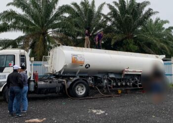 SEBUAH lori tangki mengandungi minyak diesel yang diperiksa anggota penguat kuasa KPDN Negeri Sembilan dalam serbuan Op Tiris di Kampung Chuah, Port Dickson, semalam.