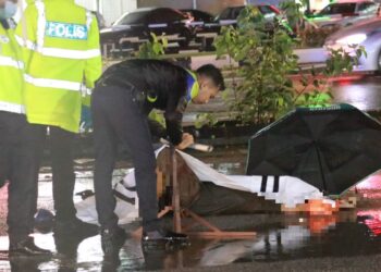 ANGGOTA polis memeriksa mayat seorang lelaki yang ditikam dalam kejadian di hadapan Medan Selera Lukut, Port Dickson, malam semalam.