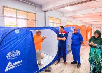 PENGERUSI Jawatankuasa Keselamatan dan Pengurusan Bencana Daerah (JKPBD) Kuala Pilah, Mohd. Faizal Abdul Manap (dua dari kiri) meninjau operasi PPS yang dibuka di SK Pilah, Kuala Pilah pagi tadi.