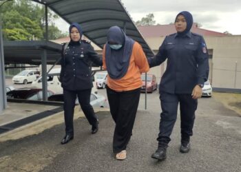 NUR Zaidani Akmal Abd. Majid dibawa ke Mahkamah Majistret Kuala Pilah hari ini bagi didakwa atas tiga pertuduhan berkaitan penipuan tawaran haji serta umrah.-UTUSAN/NOR AINNA HAMZAH.