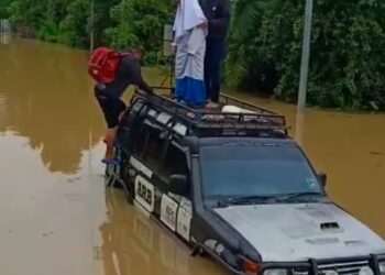 TANGKAP layar video tiga individu termasuk seorang calon SPM yang terkandas selepas kenderaan pacuan empat roda yang dinaiki mereka gagal mengharungi banjir dalam kejadian di antara Taman Pinggiran Sungai Kelamah ke Felda Sungai Kelamah, Gemas, Tampin, pagi tadi.