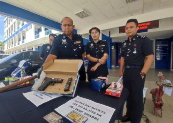 ANUAR Abdul Rahman menunjukkan pistol angin yang digunakan oleh 'Geng Rizal' pada sidang akhbar di Ibu Pejabat Polis Daerah (IPD) Kuala Muda, Sungai Petani.
