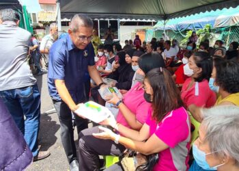 TAKIYUDDIN Hassan (kiri) beramah mesra dengan orang ramai menghadiri program prihatin Peringkat Parlimen Kota Bharu di Kota Lama, Kota Bharu, Kelantan-UTUSAN/ROSALWANI CHE SOH