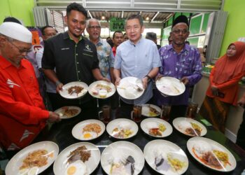 SALAHUDDIN Ayub (dua kanan) menunjukkan menu yang disediakan semasa pelancaran Menu Rahmah Kasih Peringkat negeri di Pasir Tumbuh, Kelantan.-UTUSAN/KAMARUL BISMI KAMARUZAMAN