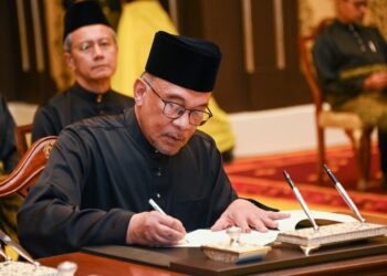 ANWAR Ibrahim genap 100 hari menjadi Perdana Menteri pada hari ini setelah mengangkat sumpah secara rasmi pada 24 November lalu. – FB ISTANA NEGARA