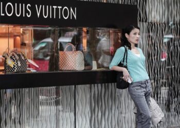SYARIKAT barangan mewah dari luar negara mungkin keberatan untuk membuka butik dengan jenama mereka di Malaysia berikutan pengenalan Cukai Barangan Mewah. – GAMBAR HIASAN/AFP