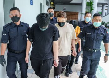 KESEMUA tertuduh mengaku bersalah di Mahkamah Majistret, Ayer Keroh, Melaka atas pertuduhan menjual alat teknologi penstriman kotak android (android box) yang tidak diperakui. - UTUSAN/SYAFEEQ AHMAD
