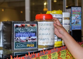 TABUNG khairat tidak boleh ditinggalkan tanpa pemungut di restoran, stesen minyak dan kedai runcit. - UTUSAN/SYAFEEQ AHMAD