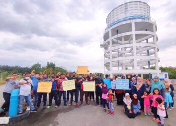 PENDUDUK Taman Universiti Jaya Fasa 2A berkumpul di hadapan menara tangki SADA di kawasan perumahan mereka yang berdepan masalah bekalan air di Semeling, Bedong, Sungai Petani. – MINGGUAN/NUR SYAZWANA MANSOR