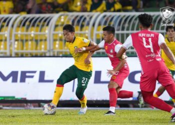 ARIFF Farhan Md Isa (kiri) tidak dapat diturunkan bertemu JDT.