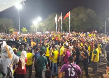 Penyokong Kedah tidak berpuas hati dengan keputusan pengadil yang menyaksikan skuad Kenari tewas 0-1 kepada PDRM di Stadium Darul Aman sebentar tadi.