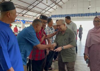 TENGKU Razaleigh Hamzah (dua kanan) bersalaman dengan Ahli Jawatankuasa dan Ketua Cawangan UMNO Gua Musang di Bukit Cekati, Gua Musang, Kelantan hari ini.UTUSAN/AIMUNI TUAN LAH