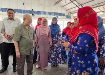 TENGKU Razaleigh Hamzah (kiri) beramah mesra dengan ahli UMNO di Bukit Cekati, Gua Musang, Kelantan hari ini.UTUSAN/AIMUNI TUAN LAH