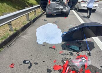 SEORANG lelaki maut selepas motosikal yang ditungganginya merempuh sebuah kereta yang mengalami kerosakan enjin di lorong kecemasan Kilometer 234.4, Lebuhraya Utara-Selatan (arah Utara) dekat Rembau, pagi tadi.