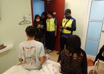 PENGUATKUASA JAIM memeriksa salah satu pasangan yang ditangkap khalwat di sebuah hotel di Bandaraya Melaka.