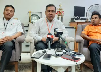 ANTHONY Loke Siew Fook bercakap kepada pemberita dalam sidang akhbar selepas merasmikan Konvensyen Tahunan DAP Melaka Ke-23 di Taman Pandan Mawar, Melaka. - UTUSAN/AMRAN MULUP