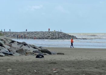 LOKASI mangsa dipercayai lemas di Pantai Kemayang, Bachok, Kelantan, hari ini.-UTUSAN/ROHANA MOHD. NAWI