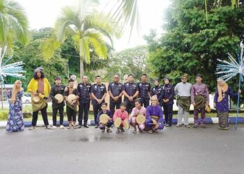 AHLI pasukan kompang belia Pamah Rawas, Dong bersama sebahagian pegawai dan anggota PDRM di Kuarters IPD Raub, Pahang baru-baru ini. – UTUSAN /HARIS FADILAH AHMAD