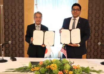 DATUK TENGKU TAUFIK TENGKU AZIZ (kanan) bersama Tetsuhiro Hosono pada majlis menandatangani MoC di antara Petronas dan JOGMEC di Tokyo, Jepun.